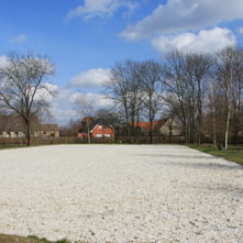 Die Aussenanlage sowie die Reithalle verfügen über ein Textilvließ/Quarzsandgemisch die die den Pferden einen federnden und sicheren Halt geben